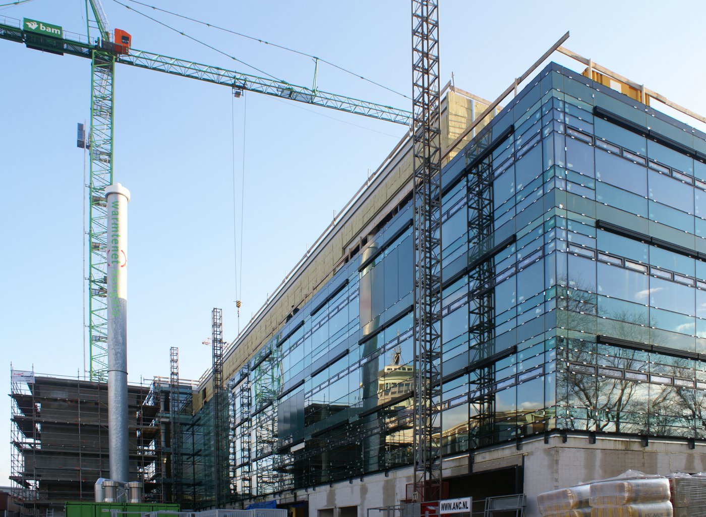 bouw glazen gevel en schoorsteen twence